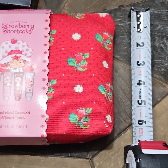 Strawberry Shortcake Hand Cream Set with Pouch - Picture 5 of 6